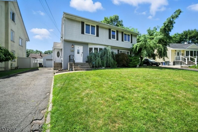 Backyard, Exterior, Facade, Raised Ranch