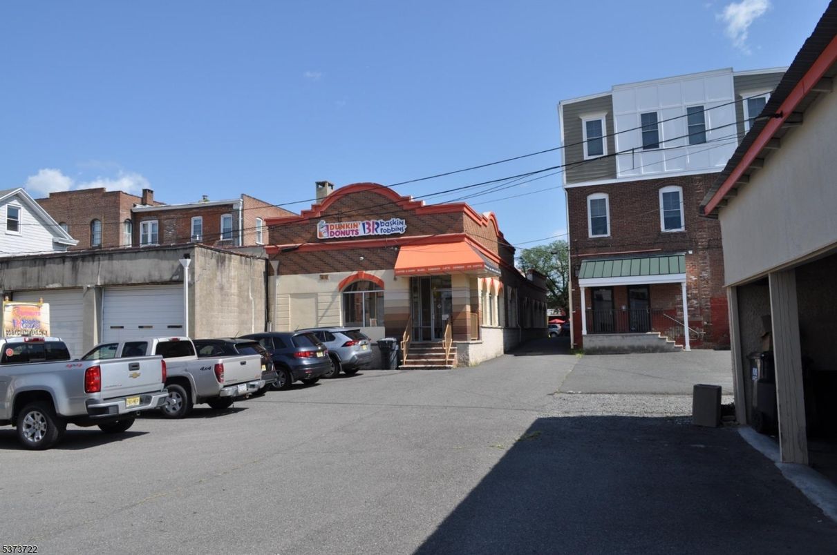 Exterior, Facade, Rowhouse