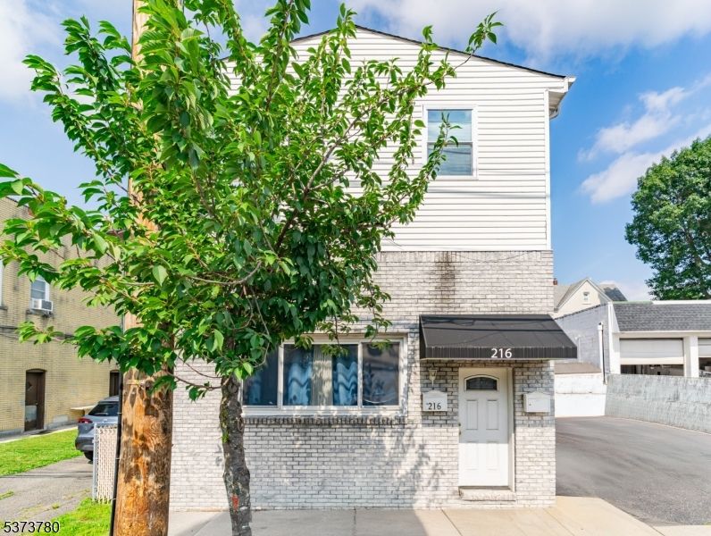 Exterior, Facade, Brick Facade, Rowhouse