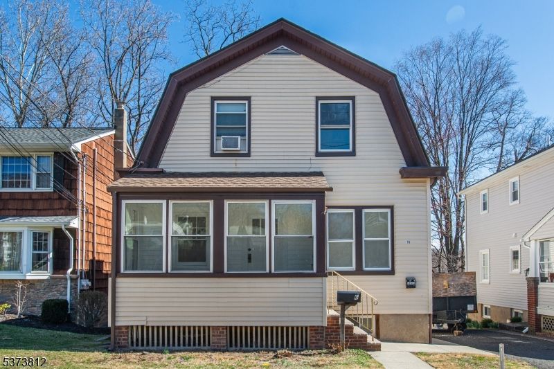 Exterior, Facade, Queen Anne Victorian