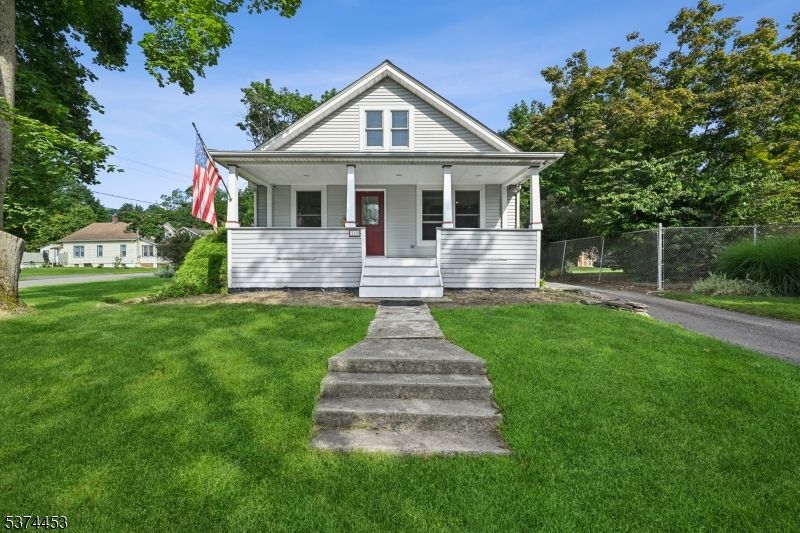 Backyard, Exterior, Facade, Queen Anne Victorian