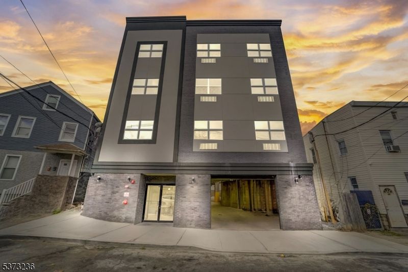 Exterior, Facade, Rowhouse
