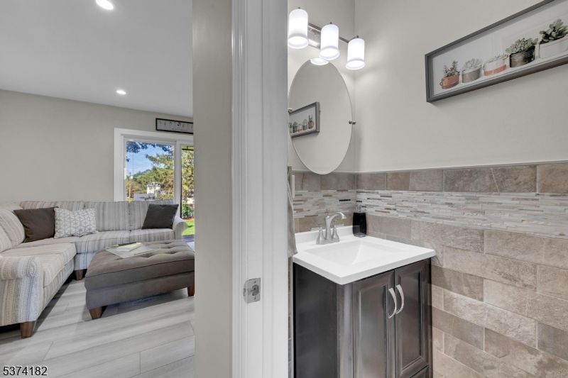Bathroom, Interior, Living room, Recessed Lighting