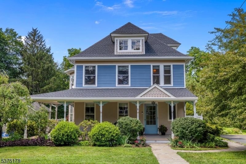 Exterior, Facade, American Foursquare
