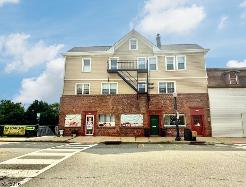 Exterior, Facade, Brick Facade, Rowhouse