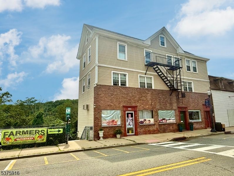 Exterior, Facade, Brick Facade, Rowhouse