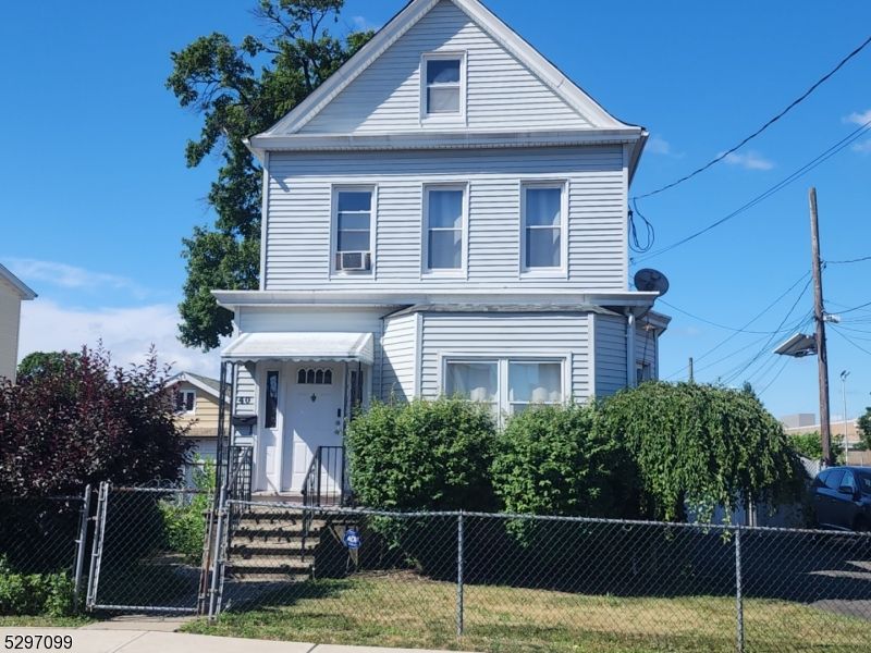 Exterior, Facade, Queen Anne Victorian