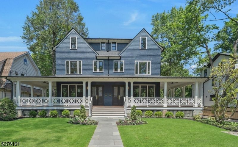 Exterior, Facade, Queen Anne Victorian