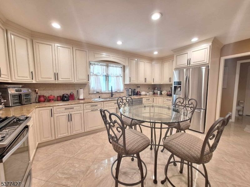 Dining room, Interior, Kitchen, Recessed Lighting, Stainless Steel Appliances