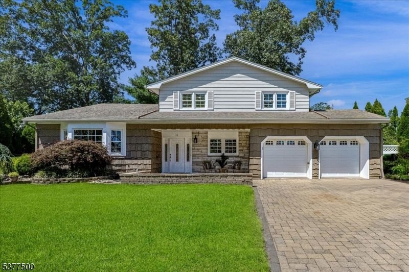 Attached, Exterior, Facade, Ranch