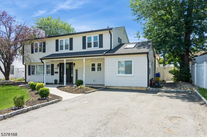 Exterior, Facade, Cape Cod