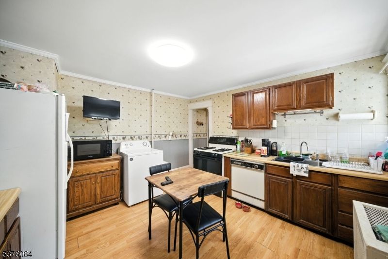 Interior, Kitchen, Washer, Wood Texture Flooring