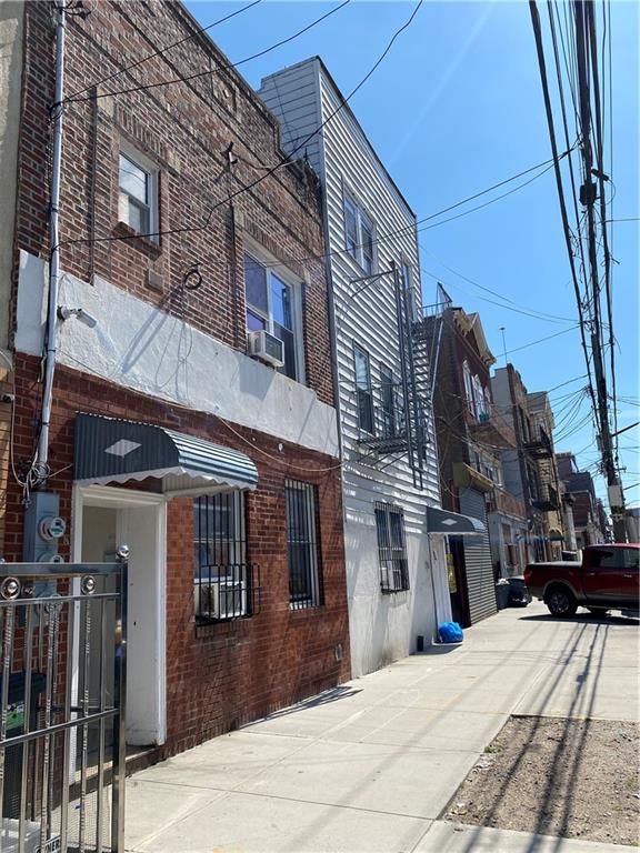 Exterior, Facade, Brick Facade, Rowhouse