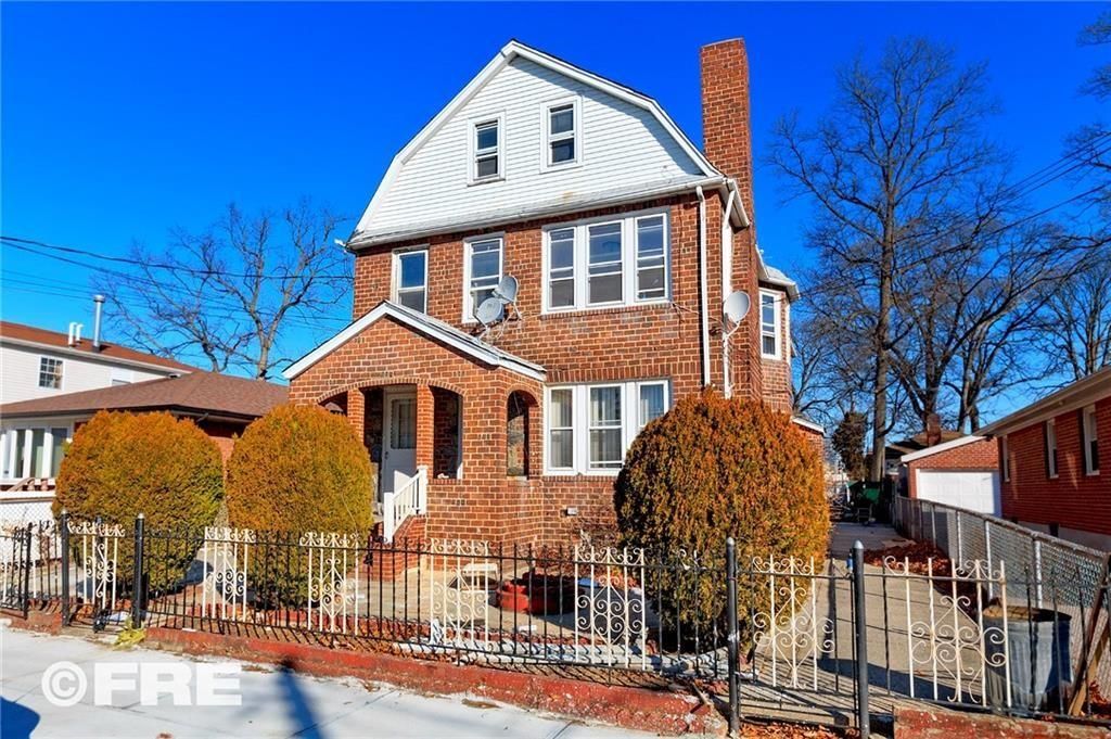 Exterior, Facade, Brick Facade, Queen Anne Victorian