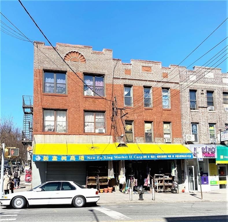 Exterior, Facade, Brick Facade, Rowhouse