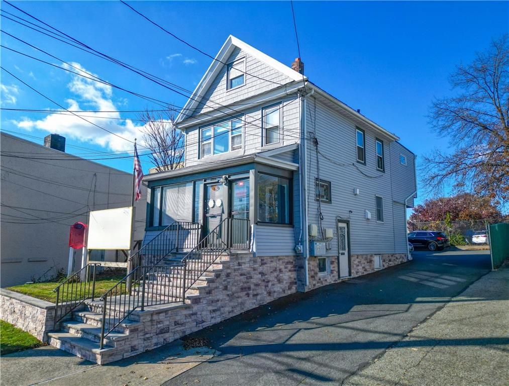 Exterior, Facade, Queen Anne Victorian