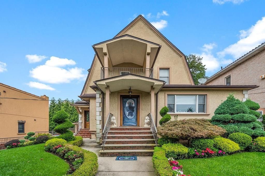 Exterior, Facade, Queen Anne Victorian