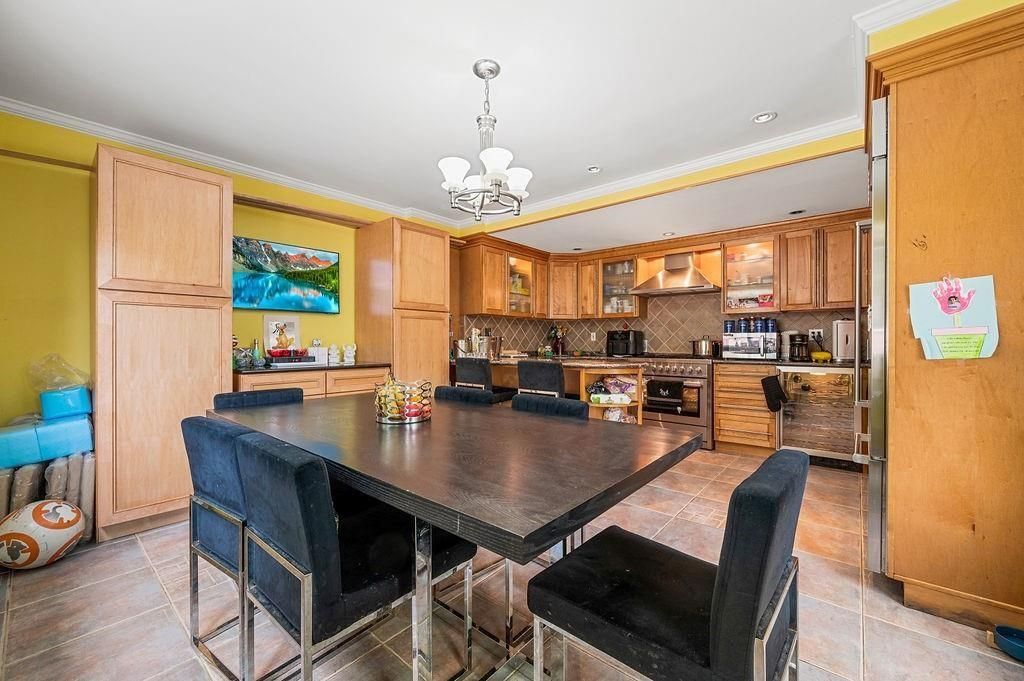 Chandelier, Dining room, Interior, Kitchen, Recessed Lighting, Stainless Steel Appliances