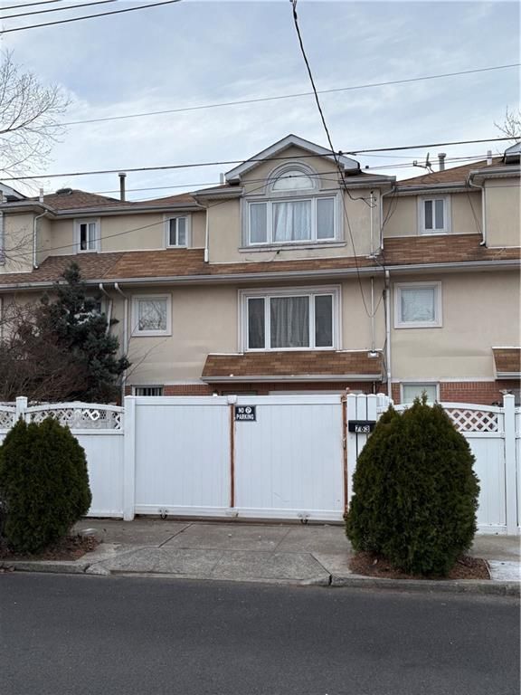 Attached, Exterior, Facade, Rowhouse