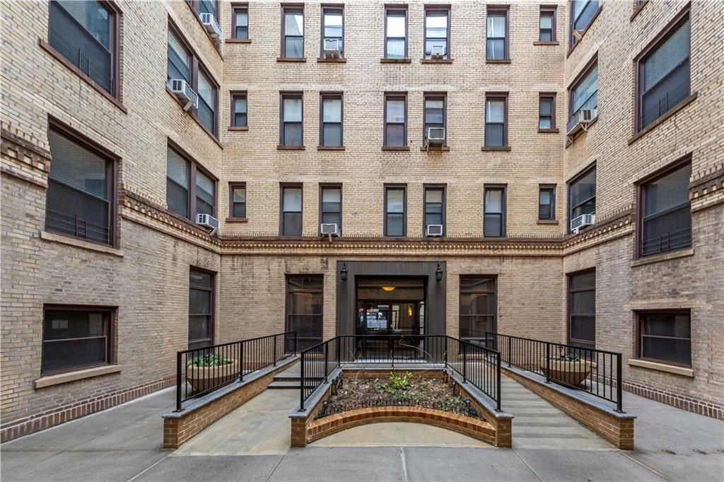 Exterior, Facade, Brick Facade, Rowhouse