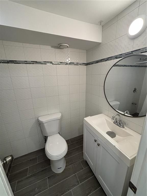 Bathroom, Interior, Pendant Lights, Wood Texture Flooring