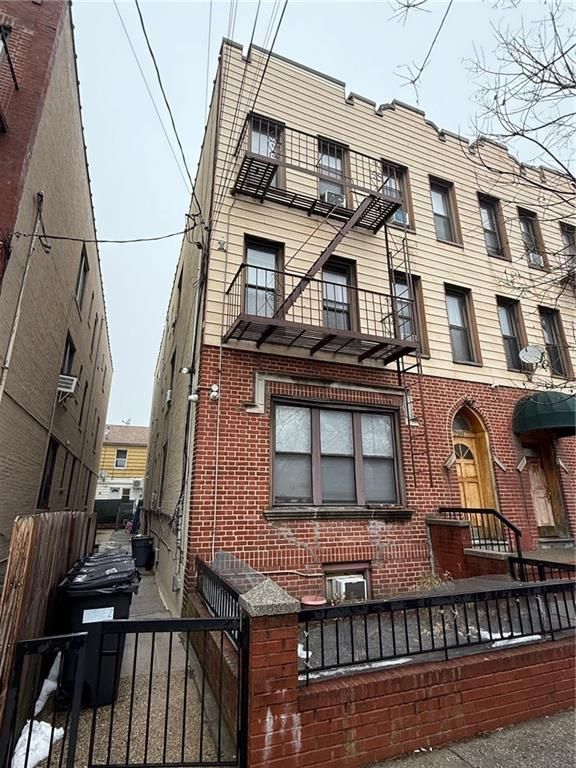 Exterior, Facade, Brick Facade, Rowhouse