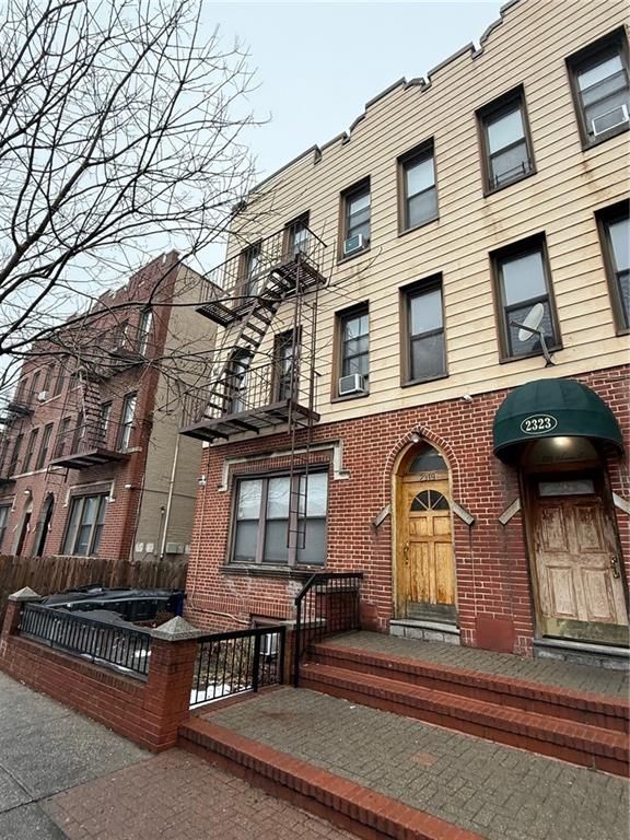 Exterior, Facade, Brick Facade, Rowhouse