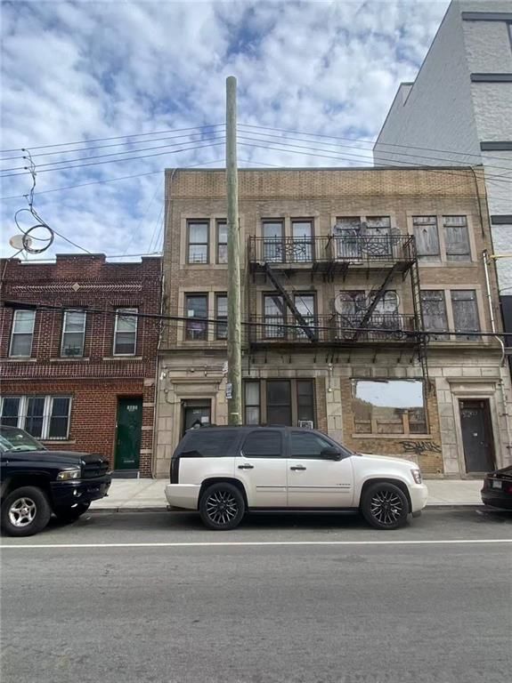 Exterior, Facade, Brick Facade, Rowhouse