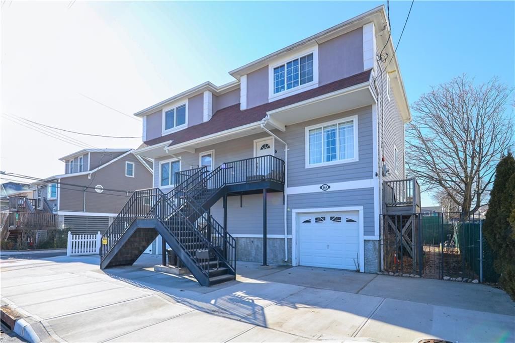 Attached, Exterior, Facade, Rowhouse