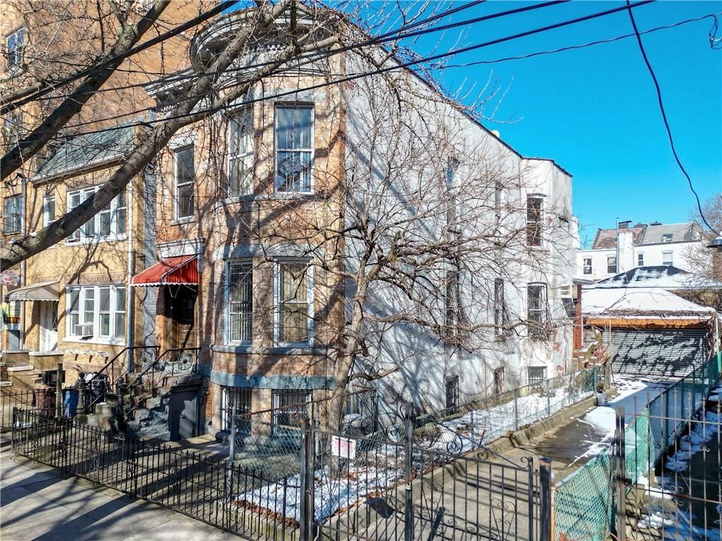 Exterior, Facade, Rowhouse