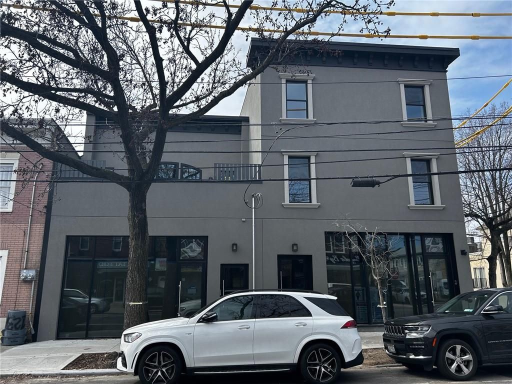 Exterior, Facade, Rowhouse