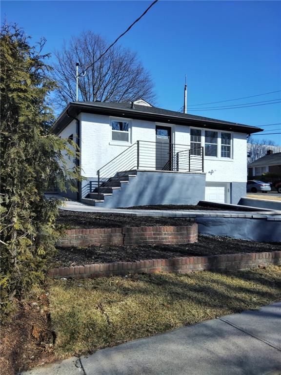 Exterior, Facade, Raised Ranch