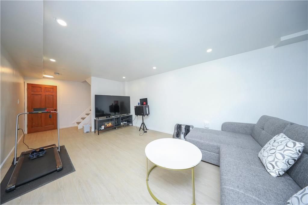 Fitness Equipment, Interior, Living room, Recessed Lighting, Wood Texture Flooring