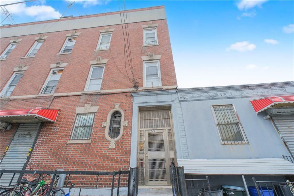 Exterior, Facade, Brick Facade, Rowhouse