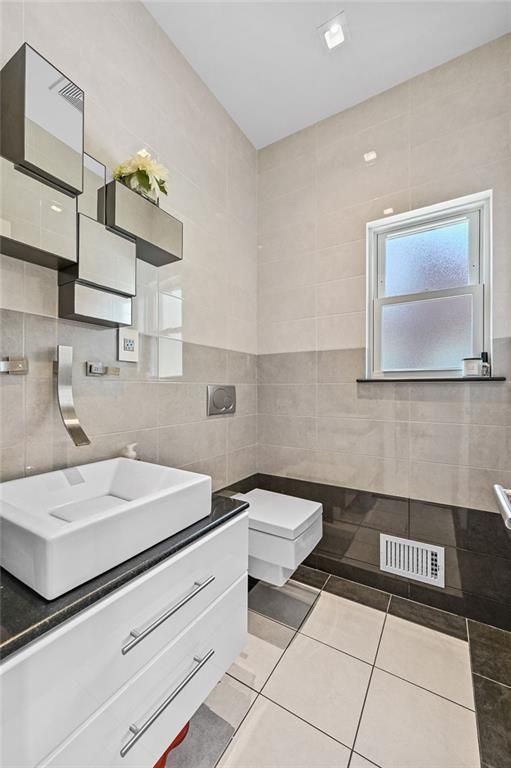 Bathroom, Interior, Recessed Lighting