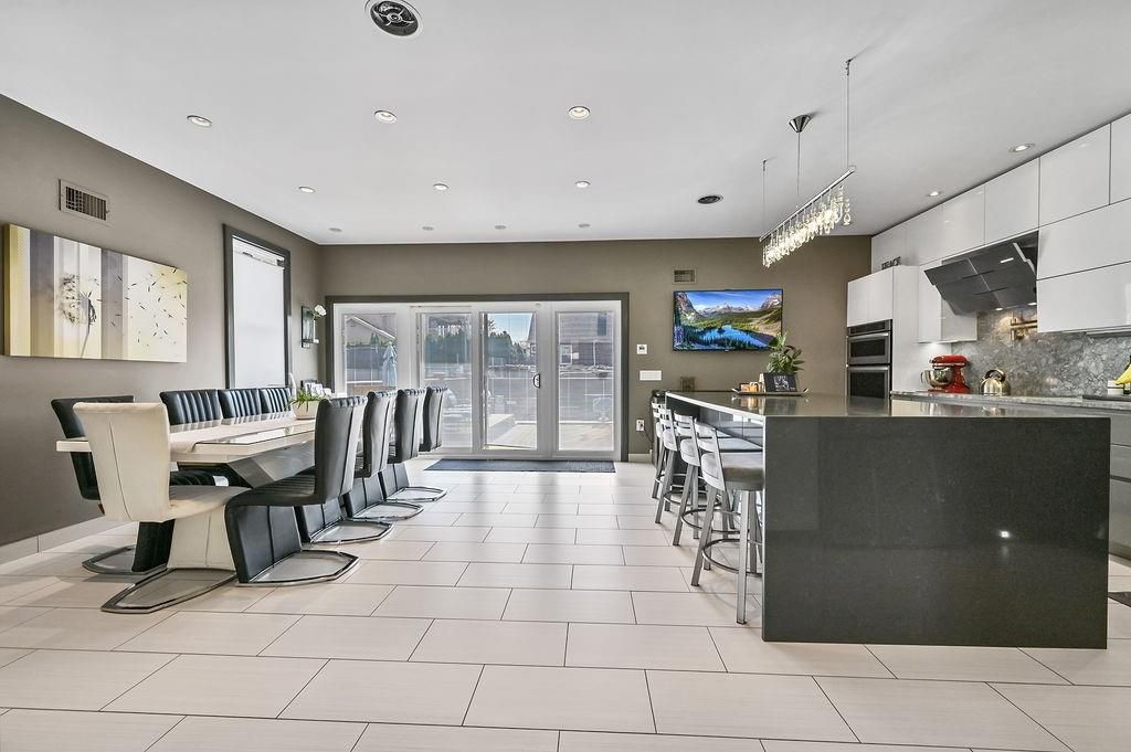 Chandelier, Dining room, Interior, Kitchen, Pendant Lights, Recessed Lighting, Stainless Steel Appliances