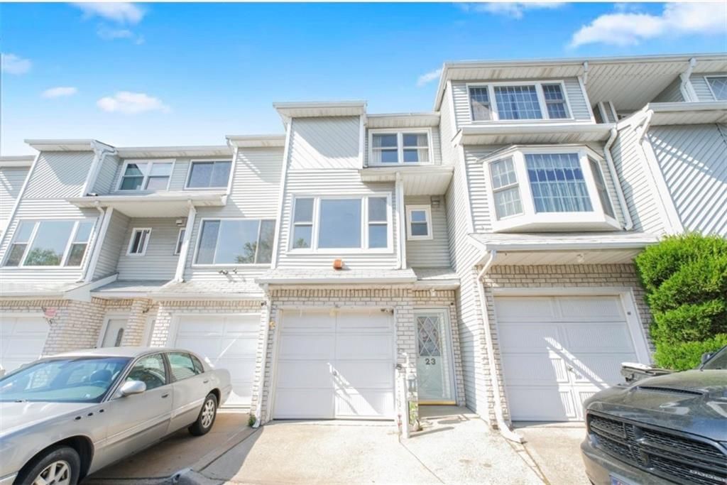 Attached, Exterior, Facade, Rowhouse