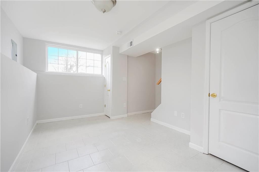 Empty room, Interior