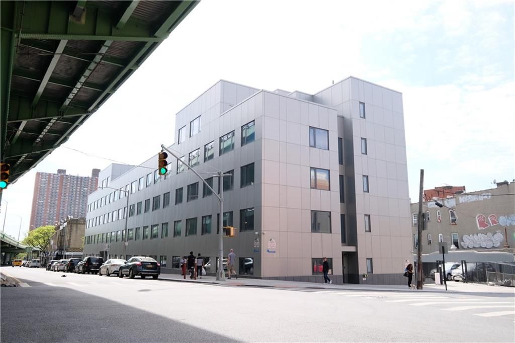 Exterior, Facade, Highrise