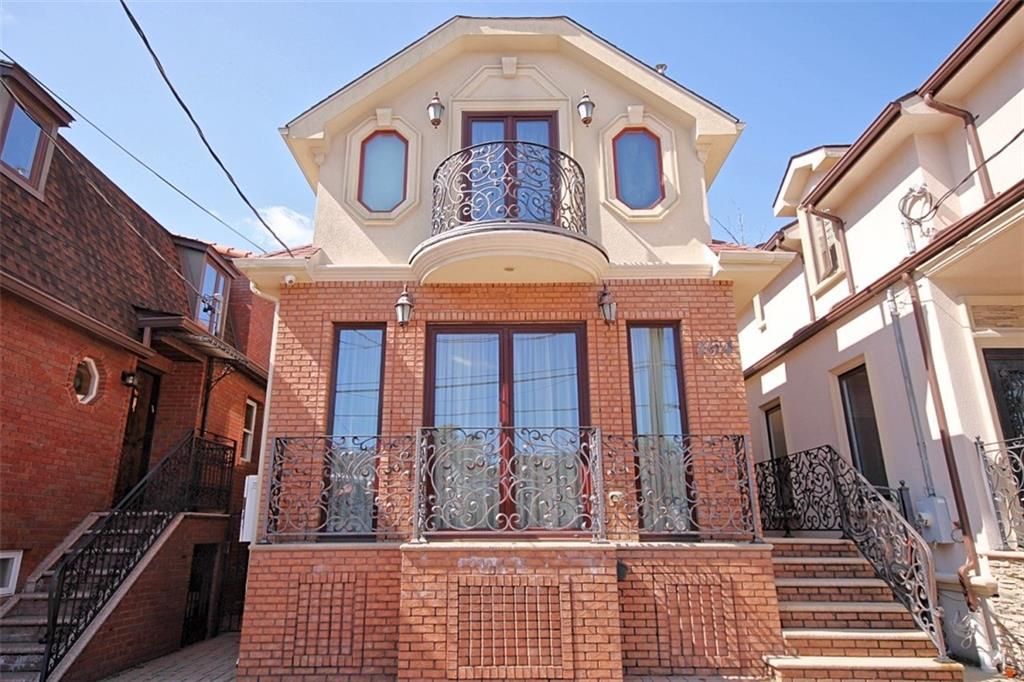 Exterior, Facade, Brick Facade, Rowhouse