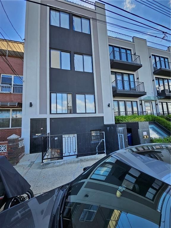 Exterior, Facade, Rowhouse