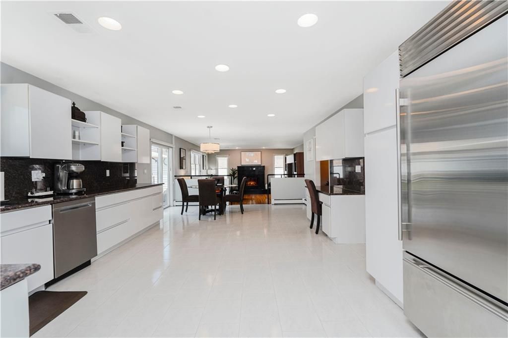Dining room, Interior, Kitchen, Pendant Lights, Recessed Lighting, Stainless Steel Appliances