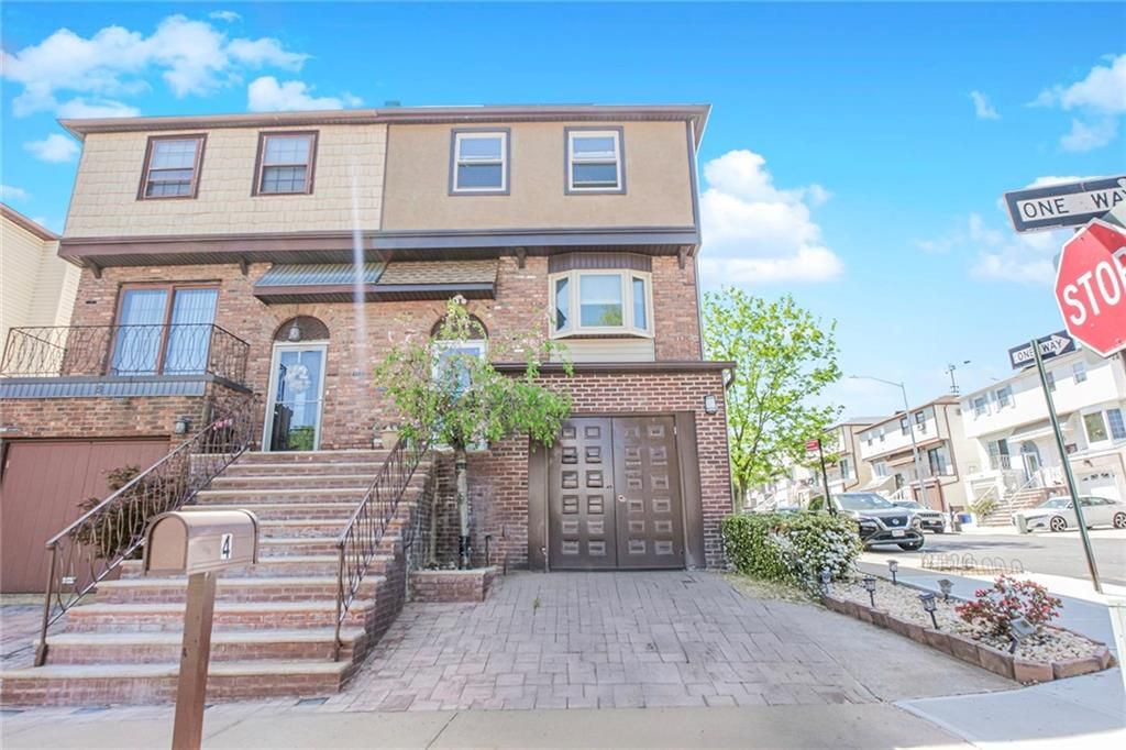 Exterior, Facade, Brick Facade, Rowhouse