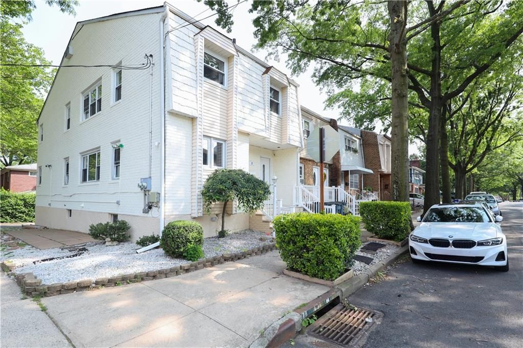 Exterior, Facade, Rowhouse
