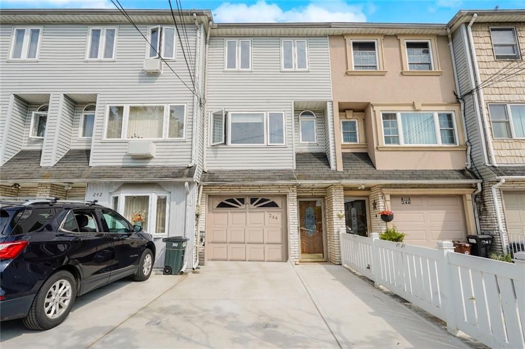 Attached, Exterior, Facade, Rowhouse