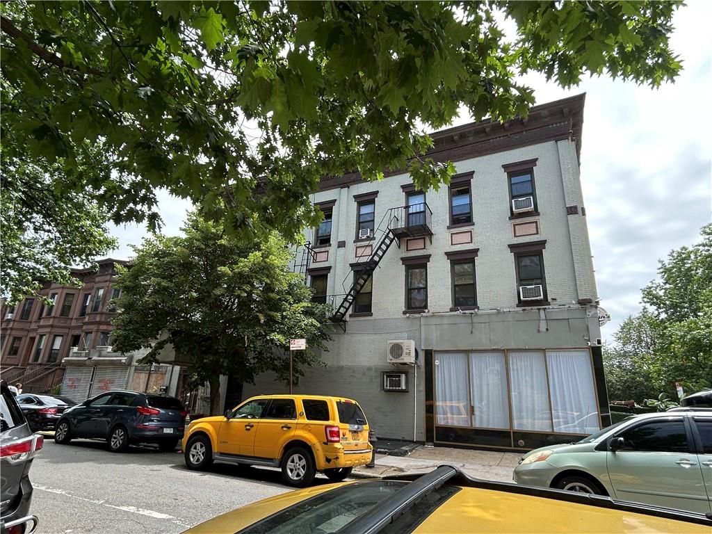 Exterior, Facade, Rowhouse