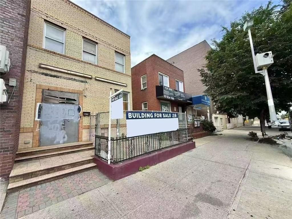 Exterior, Facade, Brick Facade, Rowhouse