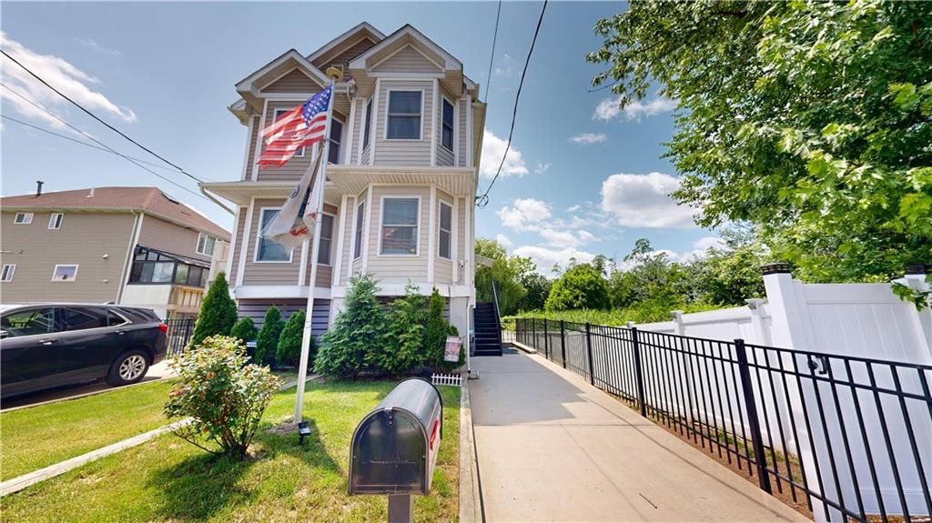 Exterior, Facade, Queen Anne Victorian