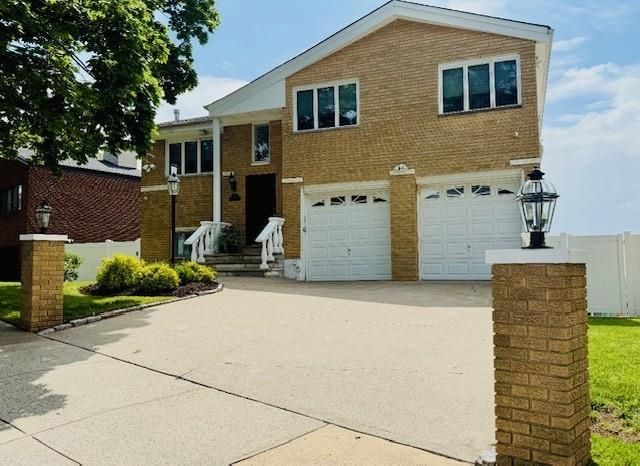 Attached, Exterior, Facade, Brick Facade, Split Level
