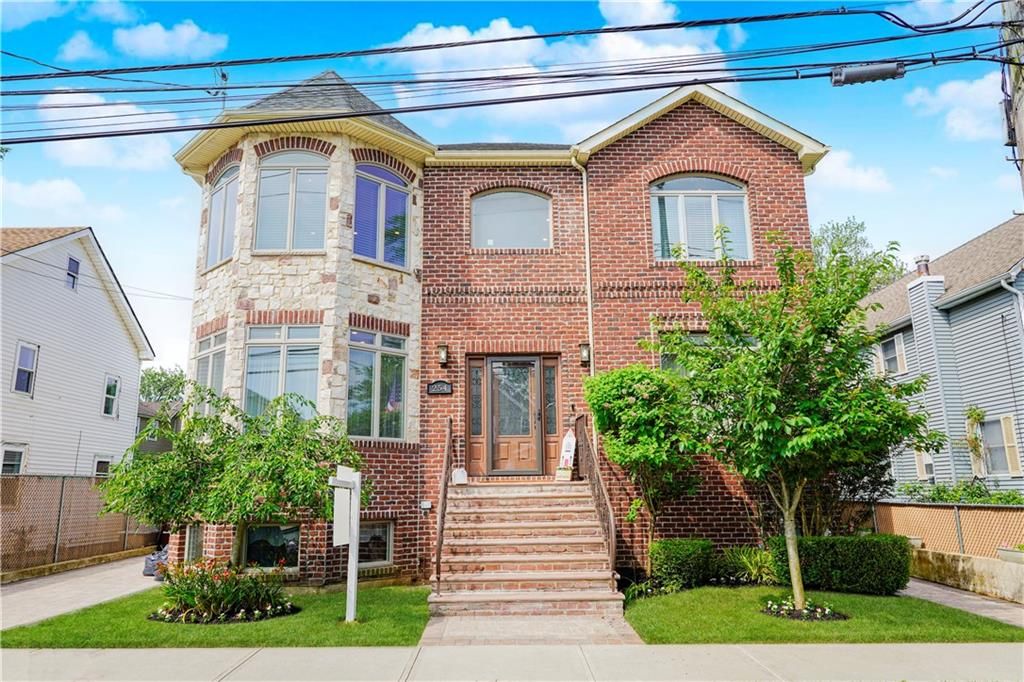 Exterior, Facade, Brick Facade, Rowhouse